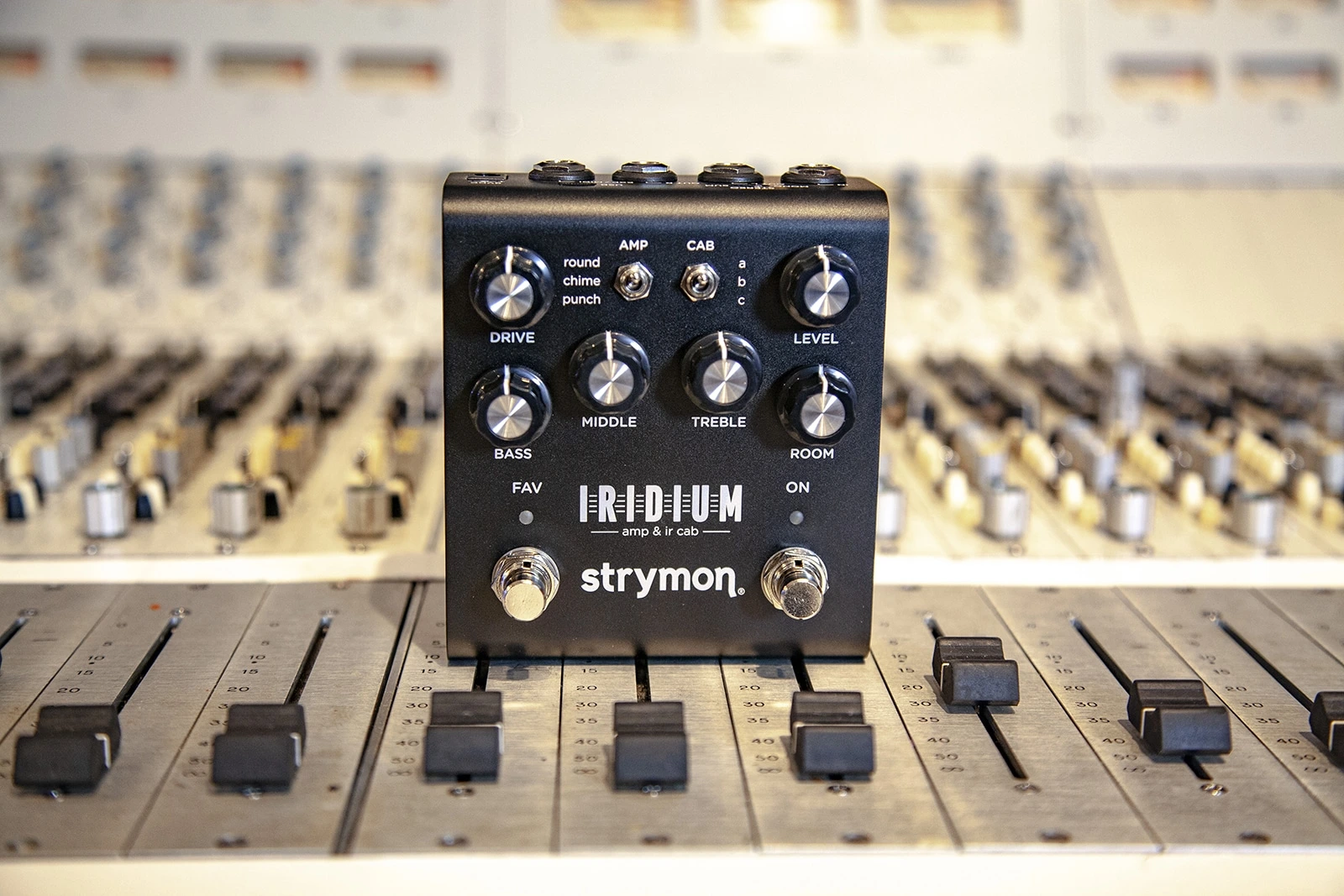 pedal de guitarra strymon iridium en una consola de audio