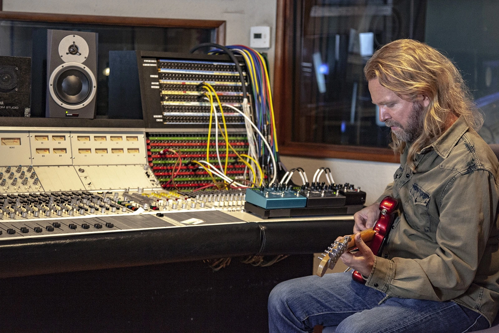 pedal strymon iridium en un estudio de grabación