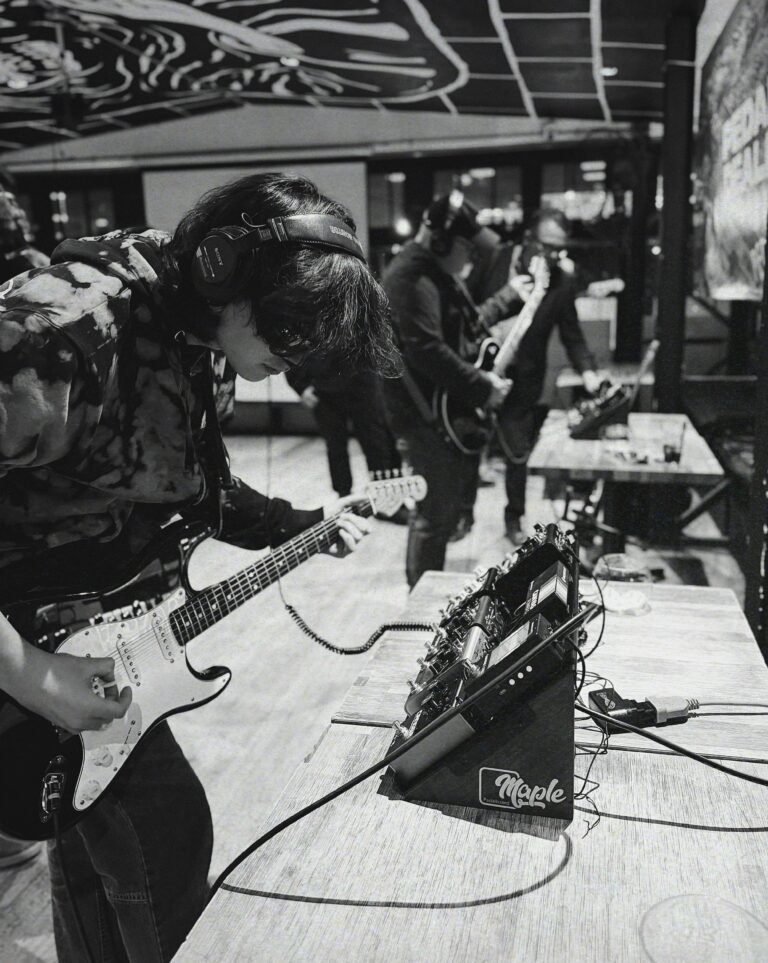 Imagen de un guitarrista probando pedales Strymon